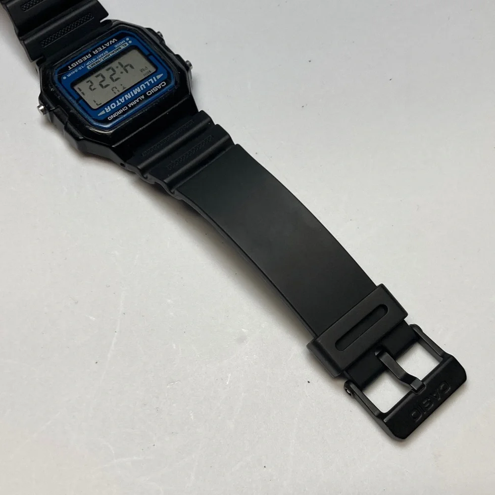 Casio vintage F-105 digital watch, working battery, light works, alarm, chrono